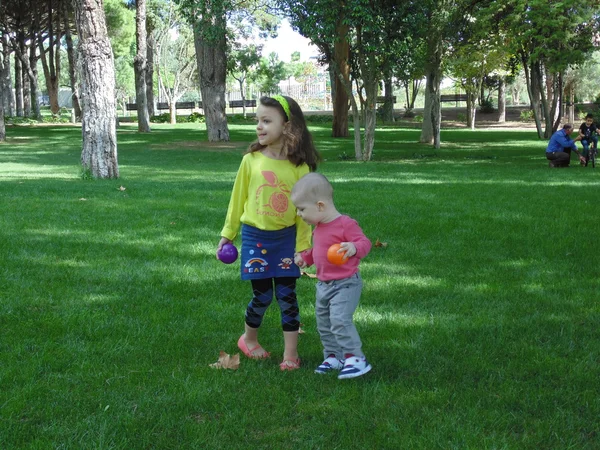 Syster och bror i parken. — Stockfoto