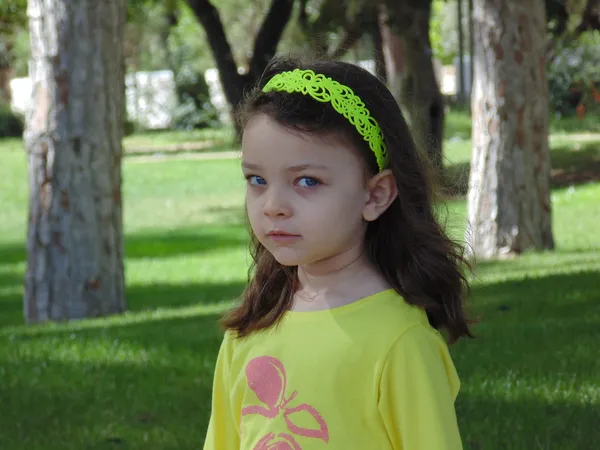 Pequeña niña y naturaleza n3. — Stockfoto