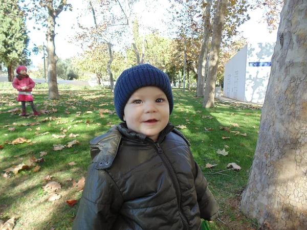 Syster och bror i höst park n 6. — Stockfoto