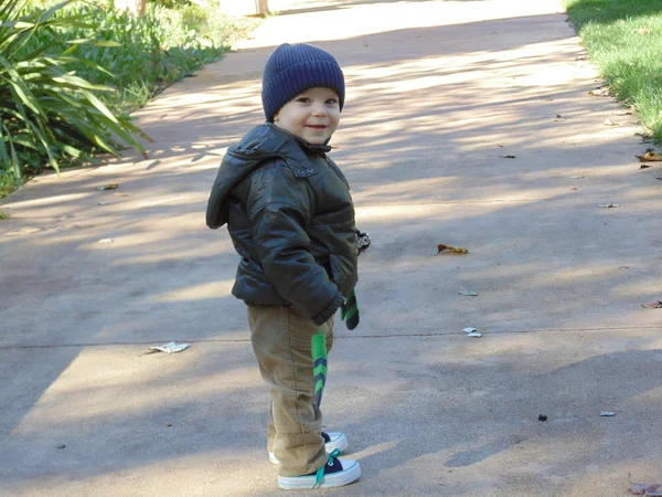 Niño pequeño en el parque de otoño. —  Fotos de Stock