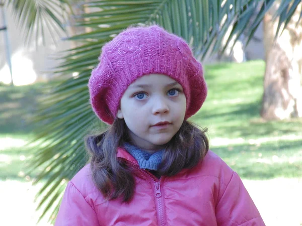 Niña en el parque de otoño N 24 . —  Fotos de Stock