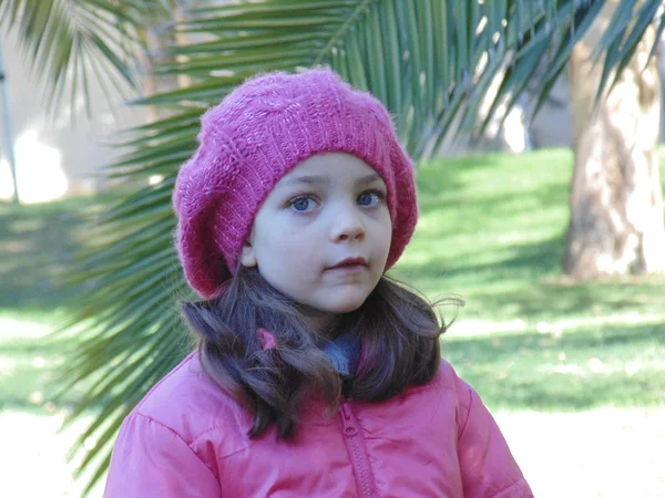 Niña en el parque de otoño N 22 . —  Fotos de Stock