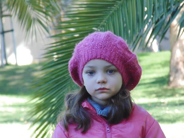 Petite fille dans le parc d'automne N 21 . — Photo