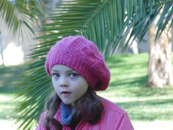 Petite fille dans le parc d'automne N 16 . — Photo