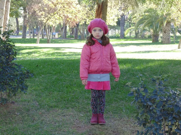 Petite fille dans le parc d'automne N 11 . — Photo