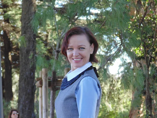 Mujer en la naturaleza 1 . — Foto de Stock