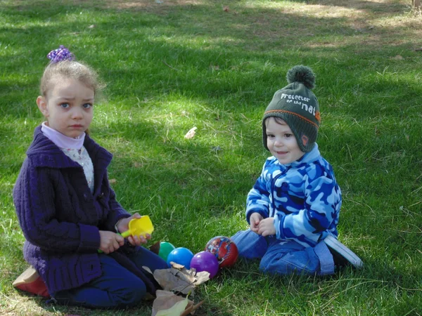 Grappige zus en broer in het park 6. — Stockfoto