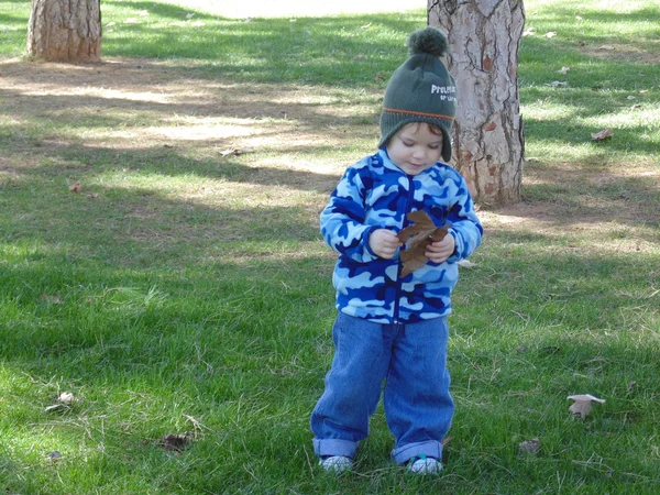 Funny baby in het park 1. — Stockfoto
