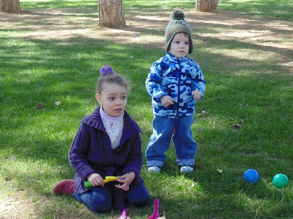 Roliga syster och bror i parken 2. — Stockfoto