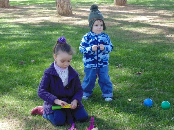 Grappige zus en broer in het park. — Stockfoto