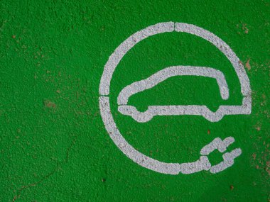 GREEN PAINTED SIGN ON THE GROUND FOR ELECTRIC VEHICLE RECHARGING