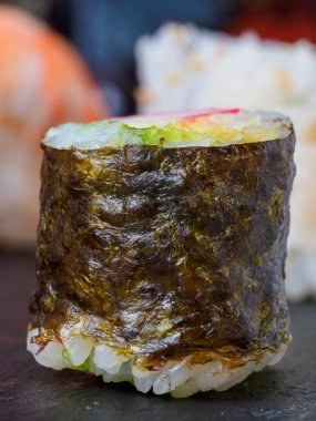 Bir maki parçasının önünü yakın plan çek.. 