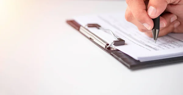 Imagen Mano Utilizando Pluma Escritura Con Cuestionario Encuesta Papeleo Pregunta — Foto de Stock