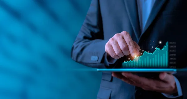 Geschäftsmann Hält Tablet Mit Einem Wachsenden Hologramm Bestand Analysiert Verkaufsdaten Stockbild