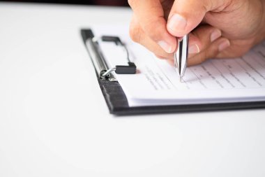 Anket ya da evrak anketi içeren yazma kalemini kullanan El resmi şirket kişisel bilgi formu kontrol listesi belgesini dolduruyor.