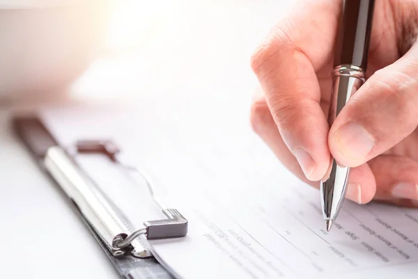 Imagen Mano Utilizando Pluma Escritura Con Cuestionario Encuesta Papeleo Pregunta — Foto de Stock