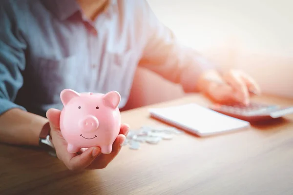 口座のための手にピンクの貯金箱 計画のステップアップ 将来の計画 退職金のためのお金を節約 事業投資金融会計の考え方 ストックフォト