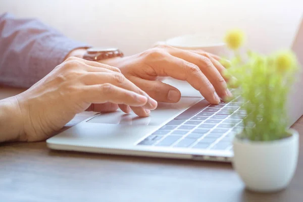 Close Man Hands Using Typing Keyboard Laptop Computer Office Desk — Stock Photo, Image