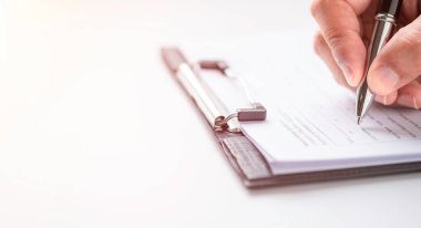 Hand 'in kapanışı anket ya da evrak anketi içeren kalem kullanarak şirket kişisel bilgi formu kontrol listesi belgesini doldurma sorusu. 