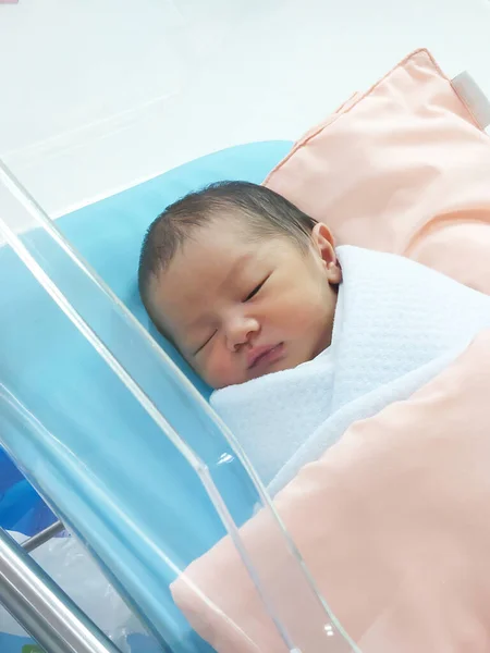 Asiatiskt Nyfött Barn Sött Som Sover Vit Filt Ett Litet — Stockfoto