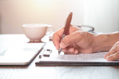 Hand 'in kapanışı anket ya da evrak anketi içeren kalem kullanarak şirket kişisel bilgi formu kontrol listesi belgesini doldurma sorusu.