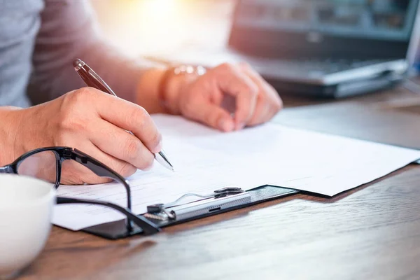 Primer Plano Mano Utilizando Pluma Escritura Con Cuestionario Encuesta Papeleo — Foto de Stock