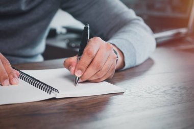 Hand 'in kapanışı anket ya da evrak anketi içeren kalem kullanarak şirket kişisel bilgi formu kontrol listesi belgesini doldurma sorusu.