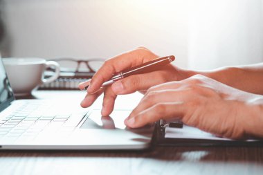 Ofis masasında dizüstü bilgisayarın klavyesini kullanan ve daktilo eden erkek ellerine yakın çekim. Çalışma alanı, iş adamı proje yaratıcı fikri çevrimiçi iş ağı. İş finans ve teknoloji kavramı.