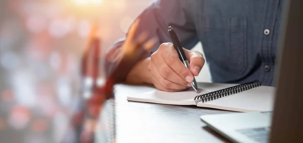 Primer Plano Mano Del Hombre Utilizando Escritura Memo Pluma Papel — Foto de Stock