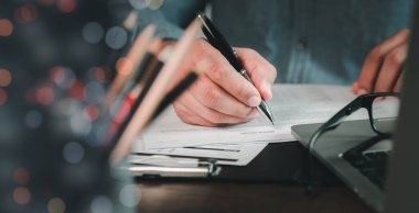 Not defterine ya da mektuba kalem notu ya da masa başına günlük yazarak erkek eli yakın plan. Öğrenciler için iş yeri, kopya alanı olan bir yazar. işletme çalışma ve öğrenme eğitim kavramı.