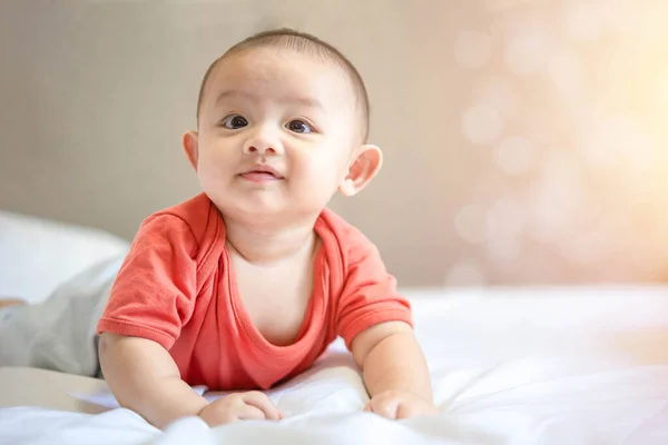 Счастливая Семья Симпатичный Азиатский Новорожденный Ребенок Красной Рубашке Лежит Ползает — стоковое фото