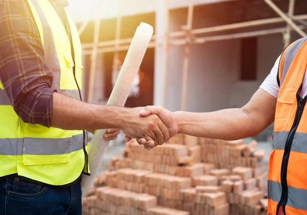 Großaufnahme Vom Händedruck Professioneller Männlicher Bauingenieur Oder Architekt Mit Bauunternehmer Stockfoto