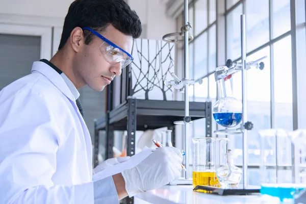 Молоді Вчені Або Дослідники Проводять Хімічні Дослідження Лабораторії Вчений Відкриває — стокове фото