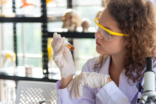 Unga Forskare Eller Forskare Som Bedriver Kemisk Forskning Laboratorium Forskare — Stockfoto