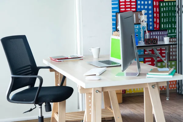 Moderne Computer Laptops Und Geräte Auf Dem Holztisch Minimalen Arbeitszimmer — Stockfoto