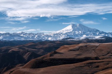 Büyük doğa sıradağları. Sonbahar tarlalarıyla Elbrus 'un inanılmaz perspektifi, mavi gökyüzü arkaplanı.