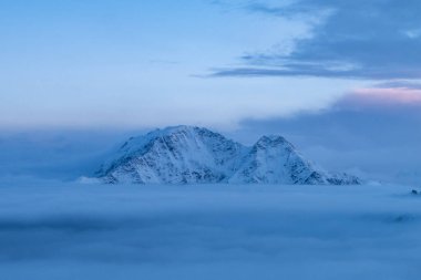 Daha büyük Kafkasya Dağları. Donguz-Orun Dağı 'ndaki Buzul Yedi, bulutların üstündeki Elbrus Dağı' nın manzarası. Kış manzarası
