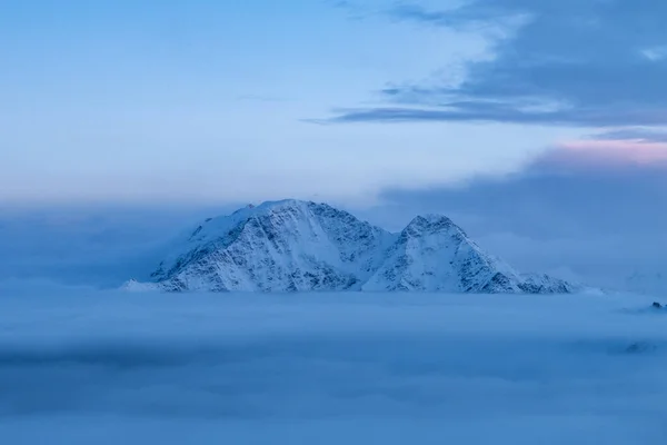コーカサス山脈 氷河7マウントDonguz Orunでは 雲の上エルブラス山からの眺め 冬景色 — ストック写真