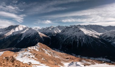 Kafkas Dağları 'nın panoramik manzarası. Dağın tepesinden bak. Elbrus bölgesi