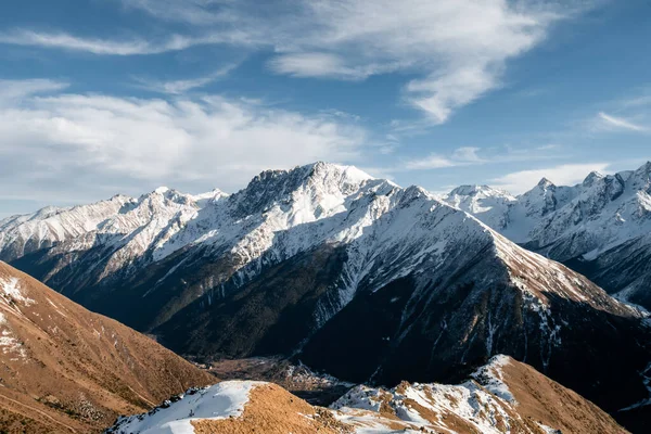 Snowy Grote Kaukasus Bergkam Zonnige Dag Voor Suset Uitzicht Vanaf — Stockfoto