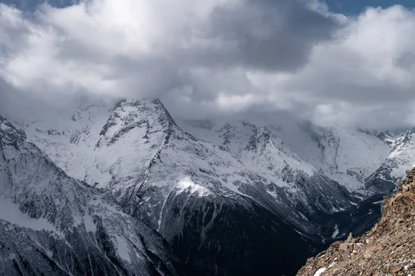 Zicht Kaukasische Toppen Mist Grote Kaukasusrug Dombay — Stockfoto