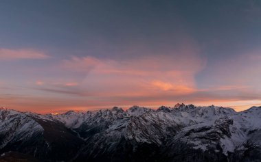 Güzel renkli günbatımı gökyüzü. Kafkas Dağları 'nın panoramik manzarası. Dağın tepesinden bak. Elbrus bölgesi