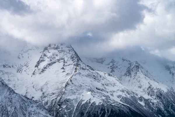 Bergtop Omgeven Door Wolken Grote Kaukasusrug — Stockfoto