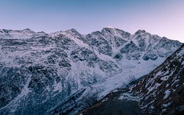 Güzel renkli günbatımı gökyüzü. Kar dağının panoramik manzarası. Kafkaslar. Elbrus bölgesi