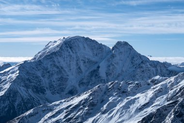 Daha büyük Kafkasya Dağları. Donguz-Orun Dağı 'nda, Elbrus Dağı' nın manzarası. Kış manzarası.