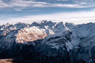 Karlı Büyük Kafkasya sırtı ve dağ. Ushba. Güneşli bir gün. Suset öncesi