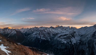 Güzel renkli günbatımı gökyüzü. Kafkas Dağları 'nın panoramik manzarası. Dağın tepesinden bak. Elbrus bölgesi