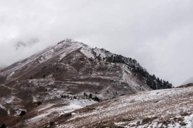 Bulutlu bir günde dağlar