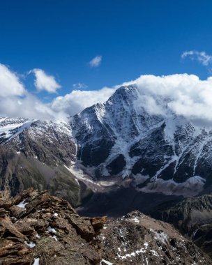 Daha büyük Kafkasya Dağları. Elbrus bölgesindeki Donguz-Orun Dağı 'nda. Yaz manzarası