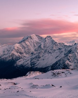 Daha büyük Kafkasya Dağları. Yedinci Buzul Donguz-Orun Dağı 'nda, Elbrus Dağı' ndan Sunset 'in manzarası. Kış manzarası, Büyük Kafkas Dağları.
